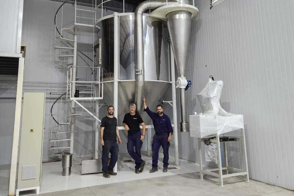 Montaje de equipo de secado spray modelo 2520 en Córdoba para producción de calostro bovino